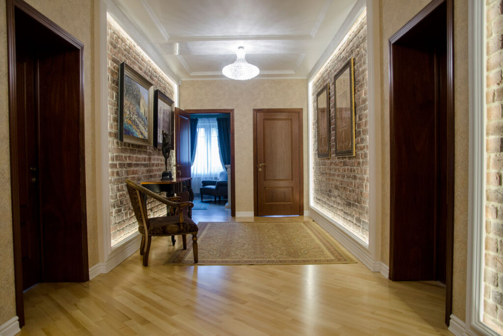 ремонт и отделка коридора в частном доме Натальи — комната 20 м2 фото