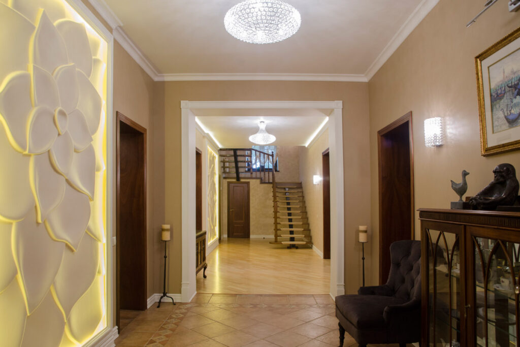 ремонт и отделка коридора в частном доме Натальи — комната 27 м2 фото