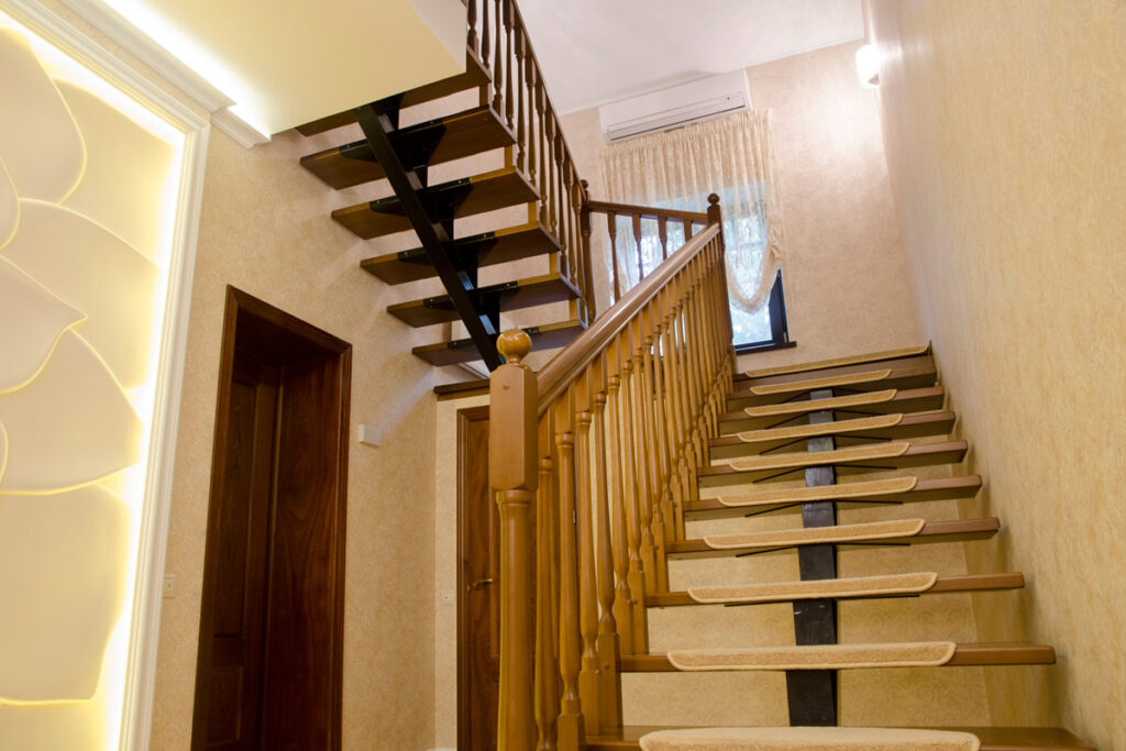 ремонт и отделка лестницы в частном доме Натальи фото